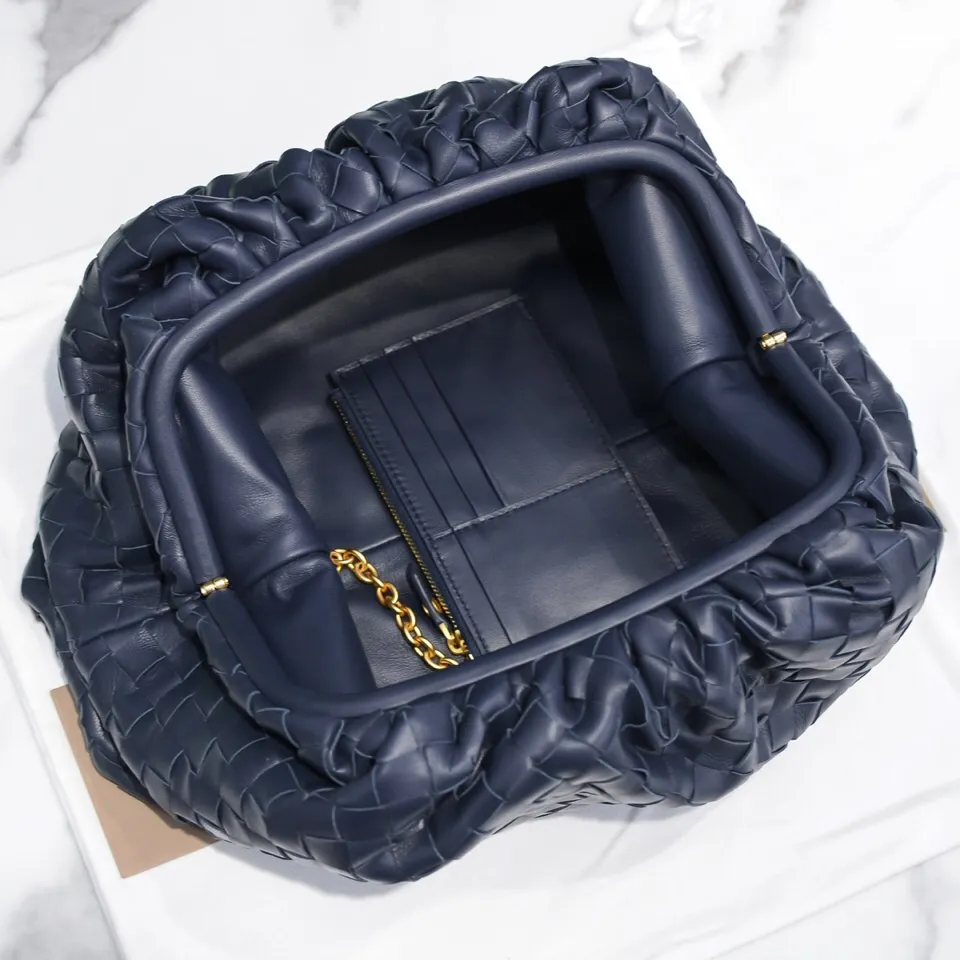 🔥🔥The counterattack of the popular Bottega Veneta started with this series of cloud bags, which went viral in the fashion circle and started a craze! Out of stock, out of stock, out of stock... One piece is hard to find, super hard to buy, regardless of age, season, or occasion. Very classy. Really, if you carry this on the road, it will turn heads! This is also the reason why this series is so expensive. Large size: 38*20*8.5cm [Big Cloud Weave] Dark Blue